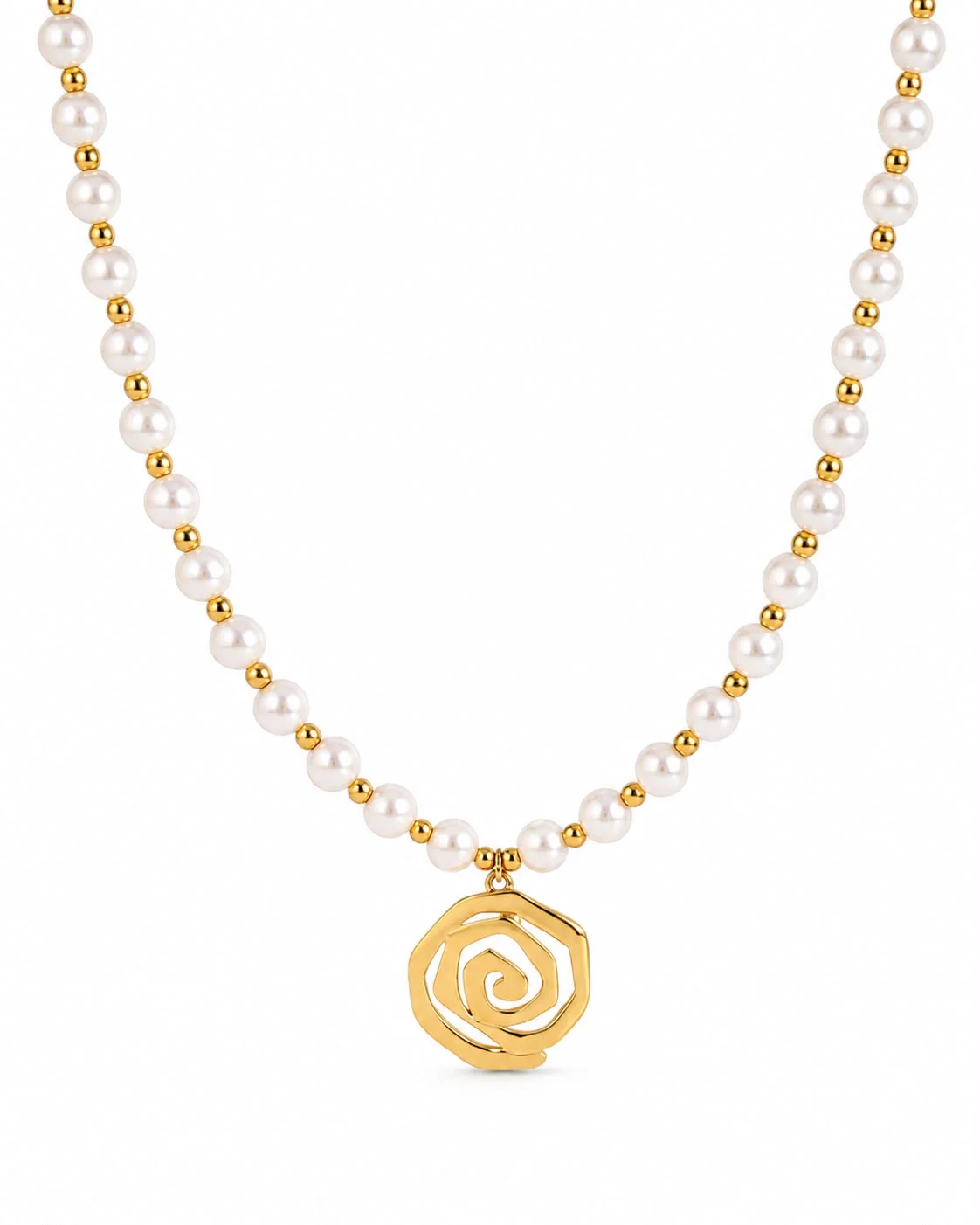 Collar de perlas con dije espiral dorado